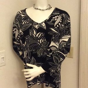 BLACK AND WHITE FLOWERED TOP